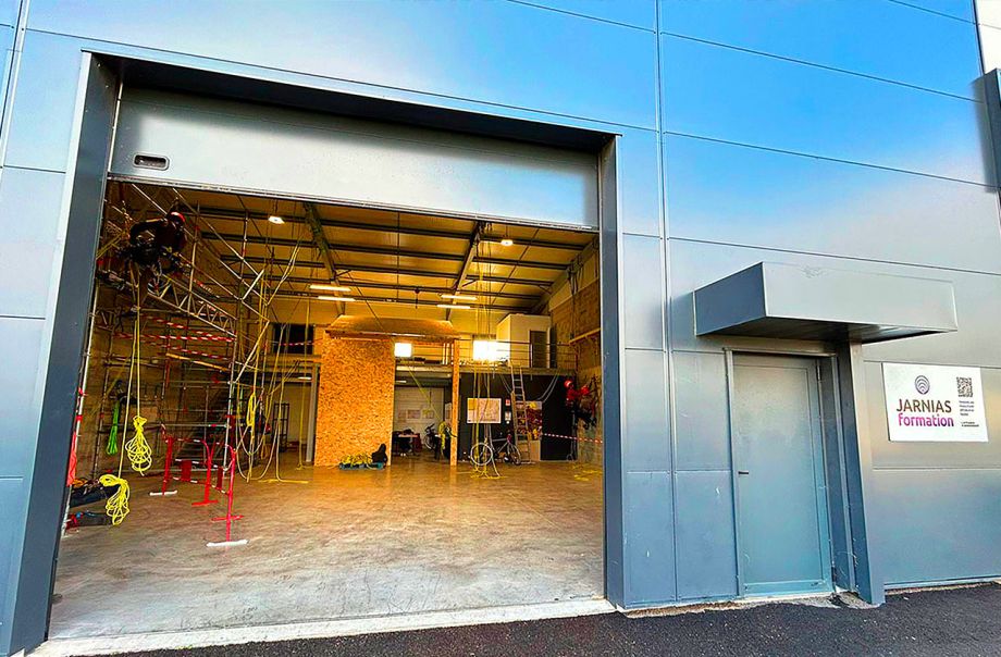 Centre de formation Jarnias à Valence, stagiaires en travaux sur cordes et exercices pratiques de sécurité en hauteur