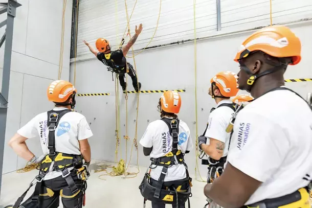 Formateur réalisant une démonstration technique devant des stagiaires en formation CQP Travailler sur Cordes niveau initial