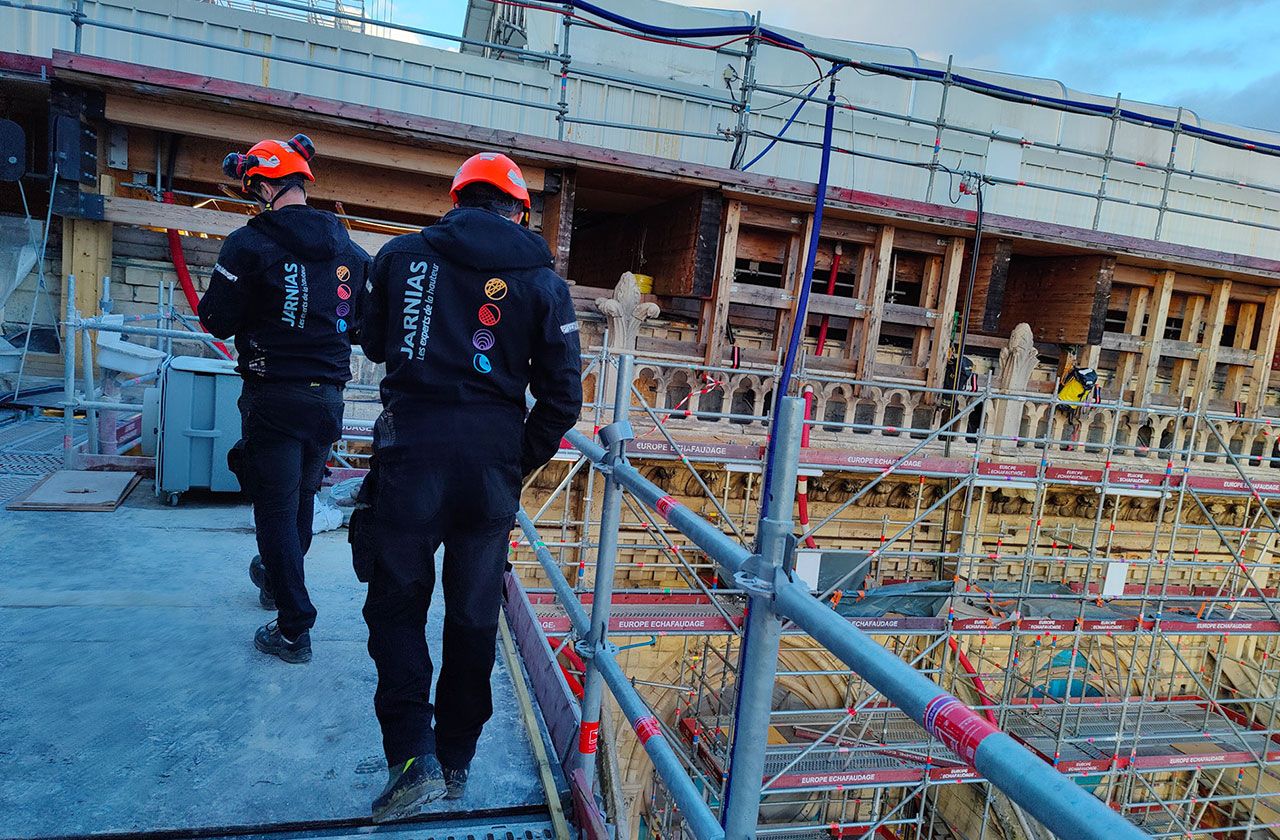 travailleurs en hauteur sur échafaudage avec équipements de protection