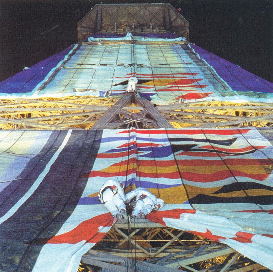 Travaux en hauteur sur la Tour Eiffel pour l’installation d’une toile monumentale, techniciens sur cordes