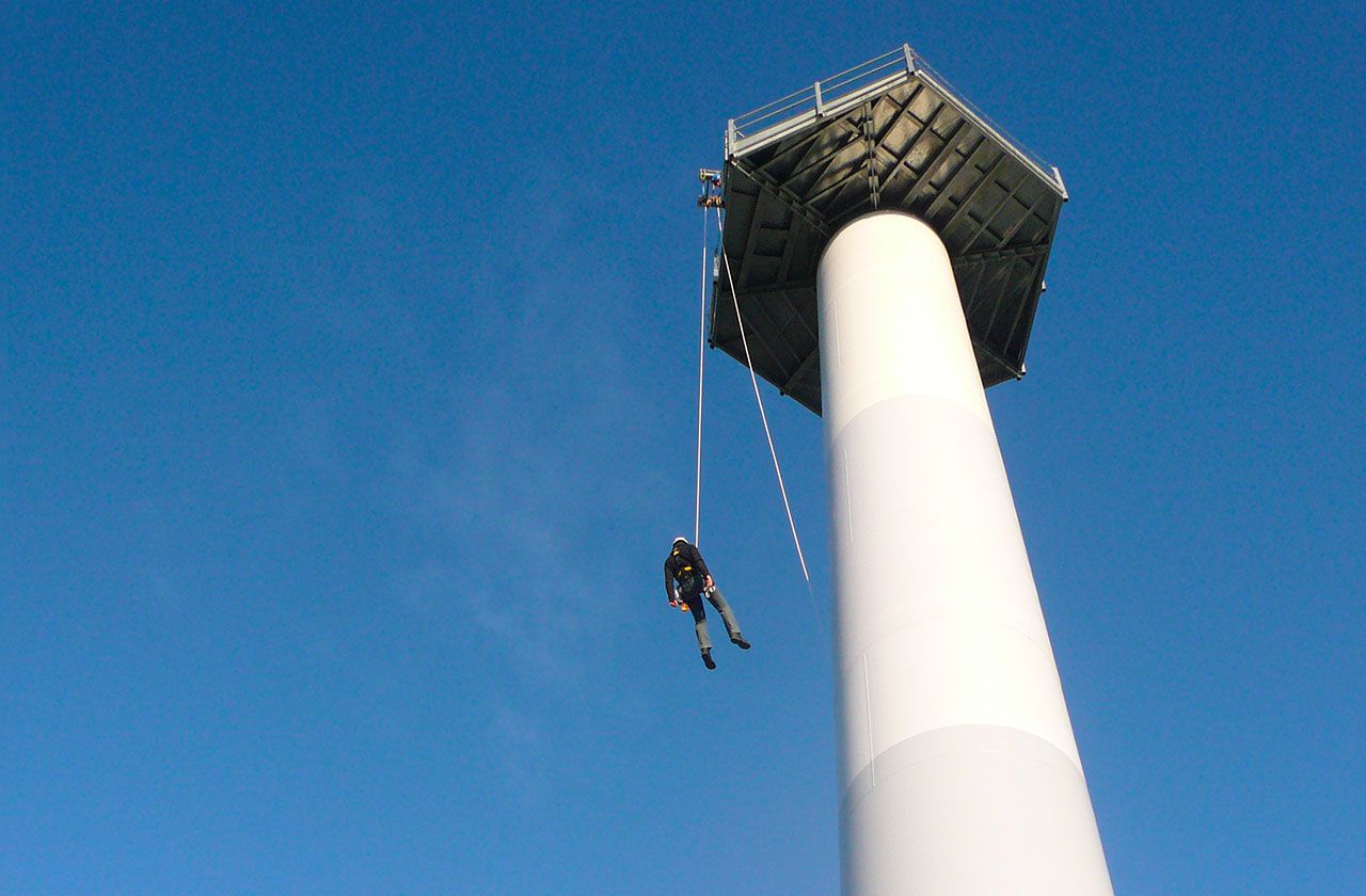 exercice de secours sur mat d'éolienne avec évacuateur Milan